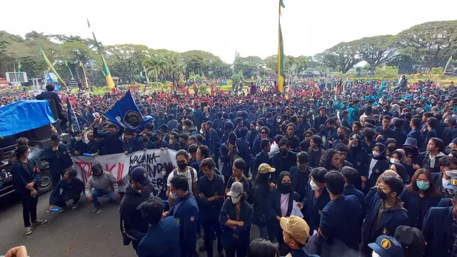 Ribuan Mahasiswa Tumplek di Tugu Malang Tolak Penundaan Pemilu