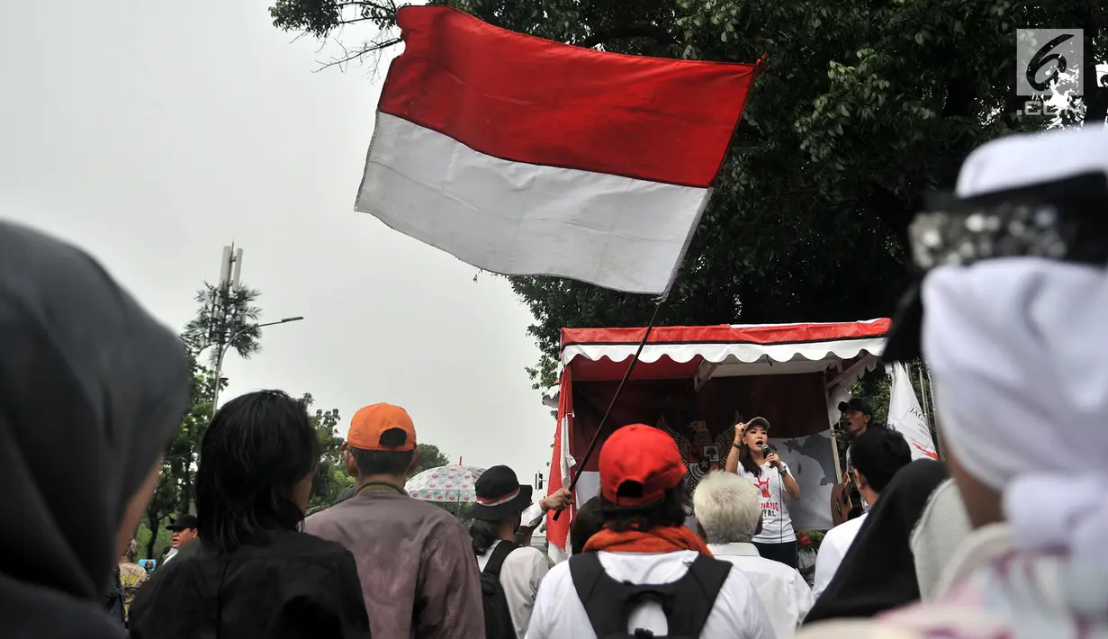 Massa yang tergabung dalam Gerakan Jaga Indonesia (GJI) mendengarkan orasi saat menggelar aksi di depan Balai Kota, Jakarta, Kamis (29/11).  (Merdeka.com/Iqbal S. Nugroho)