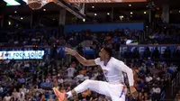 Guard Oklahoma City Thunder, Russell Westbrook, melakukan dunk saat menghadapi Los Angeles Clippers pada kuarter ketiga di Chesapeake Energy Arena, Jumat (1/4/2016) WIB. (USA TODAY Sports via REUTERS/Mark D. Smith)