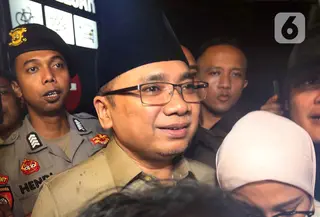 Dalam perkara ini, KPK menduga ada penyelewengan dalam pembagian 20.000 kuota tambahan yang diberikan pemerintah Arab Saudi. Tampak dalam foto, mantan Menteri Agama Republik Indonesia, Yaqut Cholil Qoumas, saat meninggalkan Gedung Komisi Pemberantasan Korupsi (KPK), Jakarta, Selasa (16/12/2025). (Liputan6.com/HelmiFithriansyah)