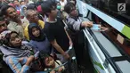 Warga mengantre untuk mengajukan permohonan pencetakan E-KTP di Kantor Disdukcapil Kota Bogor, Jawa Barat (6/6). Antrean panjang  terjadi sejak pagi hari. (Merdeka.com/Arie Basuki)