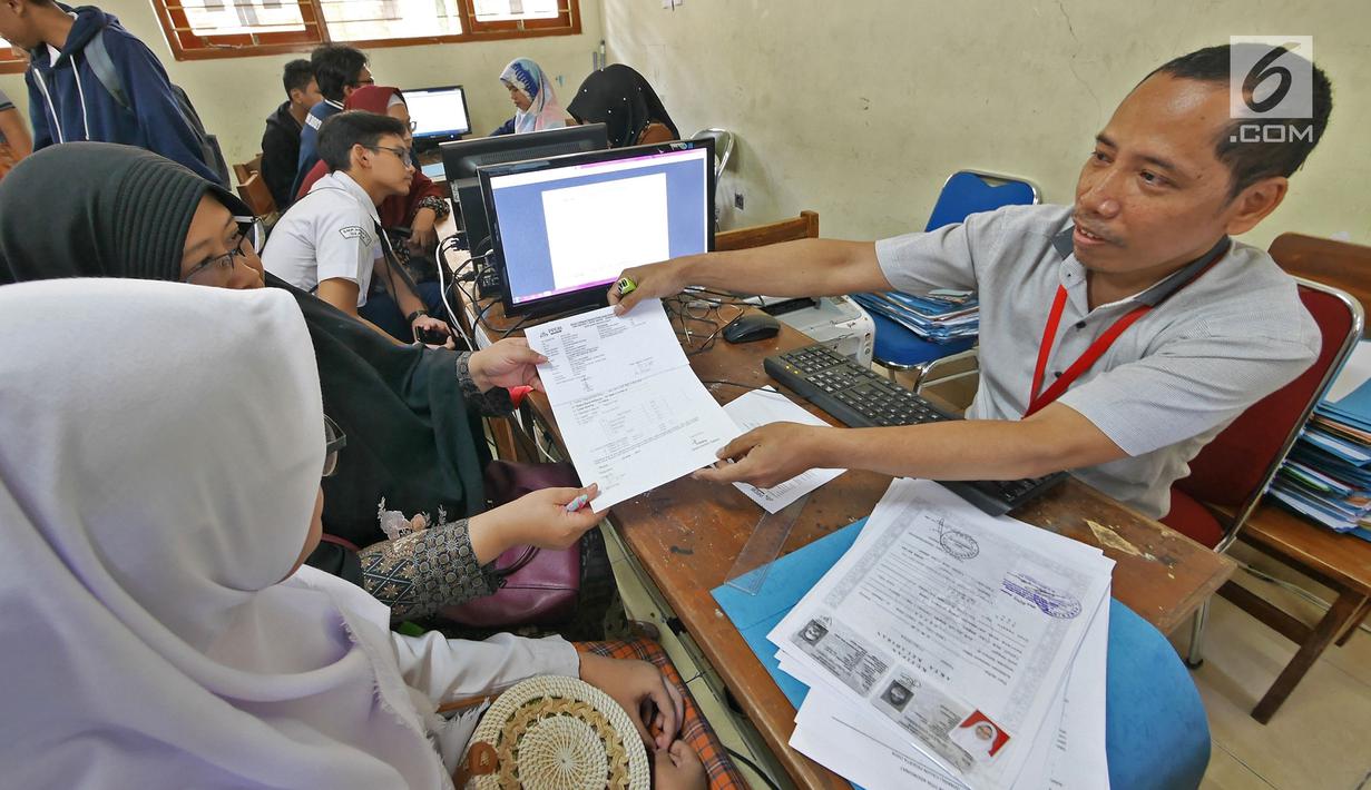 Petugas memberikan formulir pendaftaran seleksi Penerimaan Peserta Didik Baru (PPDB) di SMAN 1 Depok,  Kota Depok, Jawa Barat, Selasa (18/6/2019). Sistem PPDB Jawa Barat berlangsung pada tanggal 17-22 Juni 2019. (Liputan6.com/Herman Zakharia)