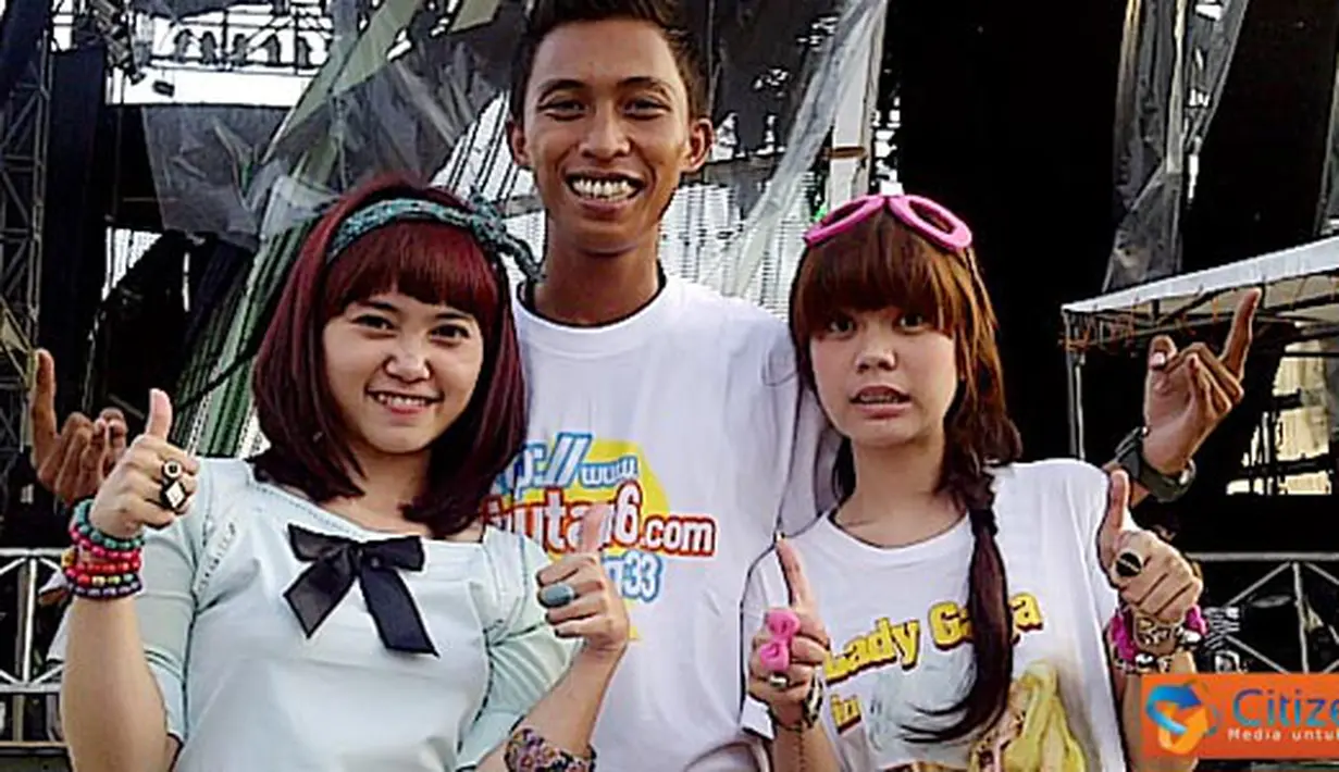 Salah satu anggota Mig33 berfoto dengan Shinta dan Jojo.
