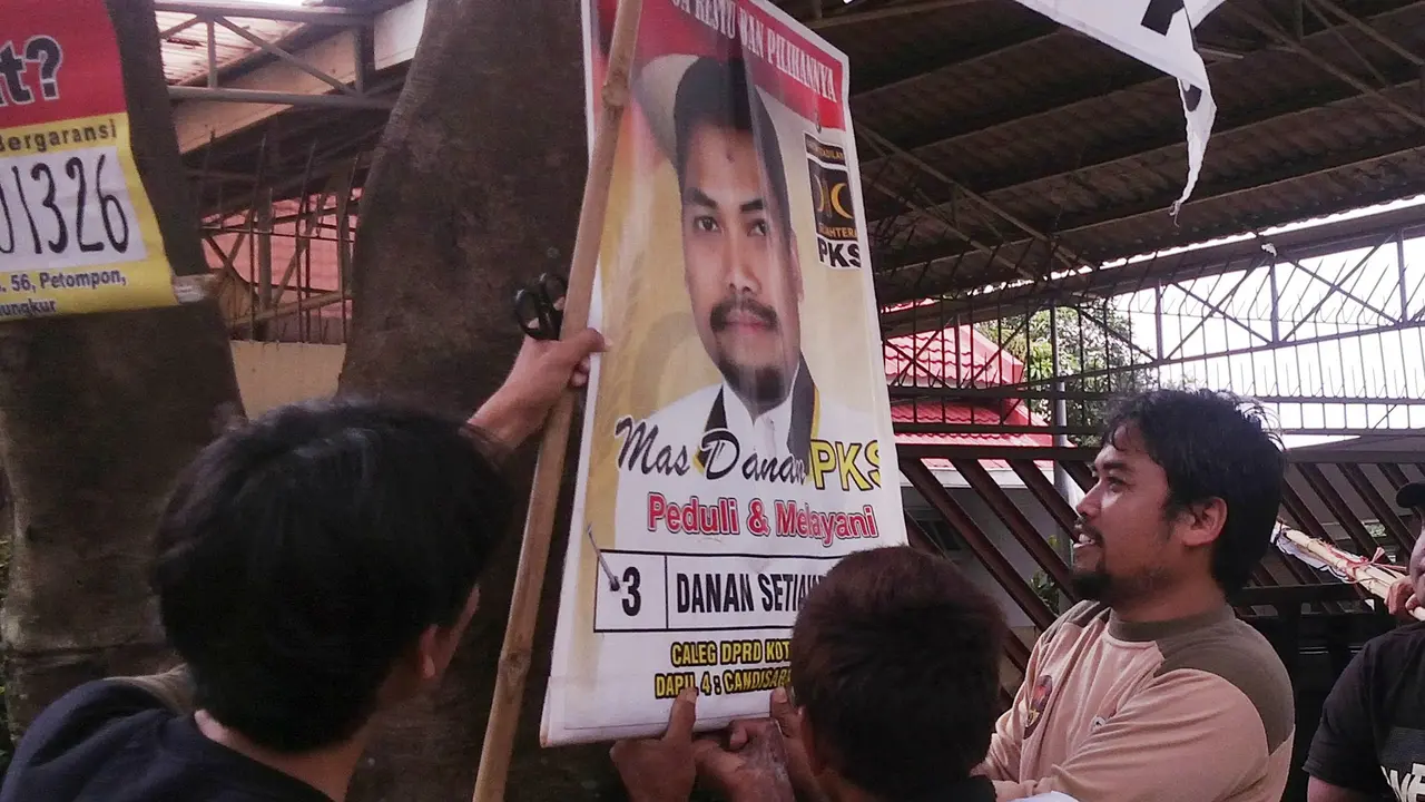 Hari Tenang Pemilu, Caleg PKS Sibuk Bersihkan Atribut Kampanye