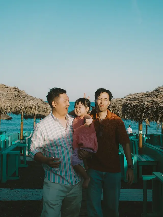7 Potret Vidi Aldiano dan Sheila Dara Liburan di Santorini, Pamer Kemesraan