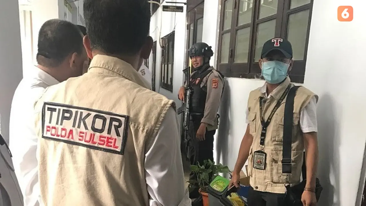 Subdit Tipikor Dit Reskrimsus Polda Sulsel saat menggeledah salah satu kantor pemerintahan terkait penyidikan dugaan korupsi (Liputan6.com/ Eka Hakim)