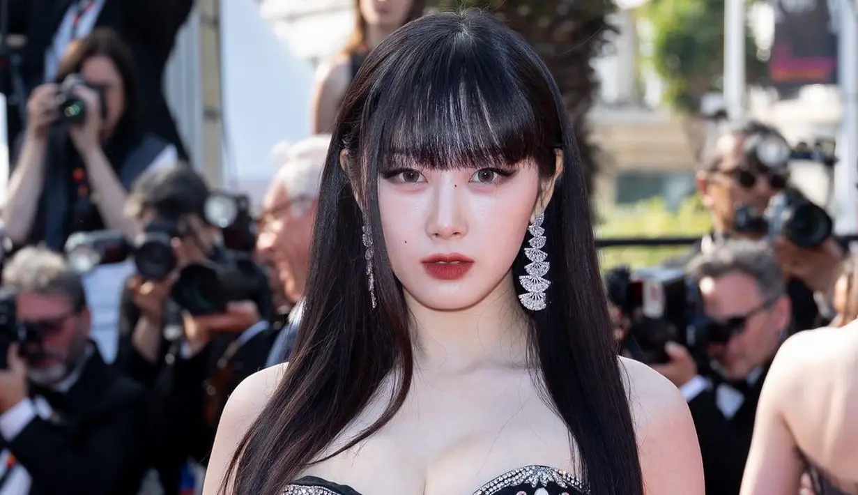 Sepasang anting dari koleksi perhiasan Chopard Red Carpet Collection ‘Art’ menyempurnakan penampilan Giselle.  [Foto: Twitter/AESPAIntl].
