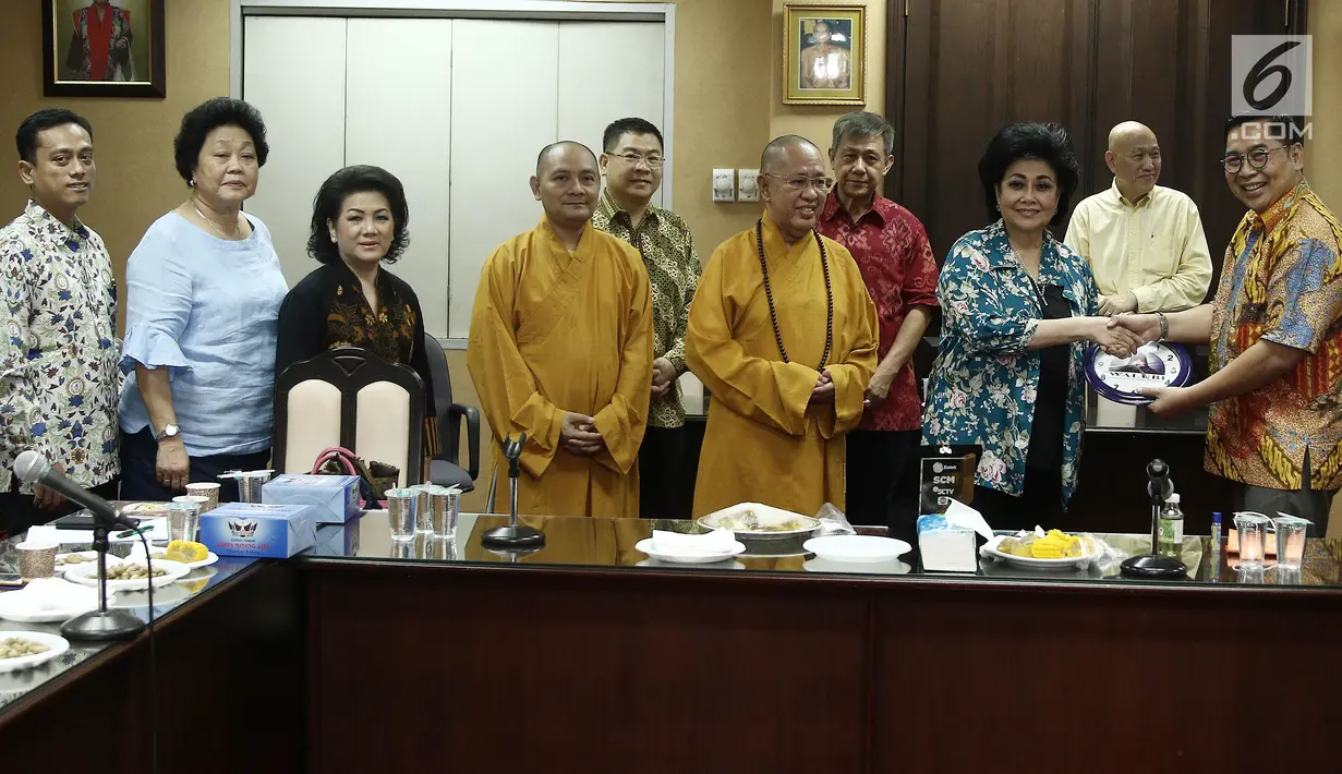 Ketua Umum Perwakilan Umat Budha Indonesia (Walubi) Hartati Murdaya memberikan cendera mata kepada Corporate Secretary SCM, Gilang Iskandar di kantor Walubi Jakarta, Selasa (13/11). (Liputan6.com/Herman Zakharia)