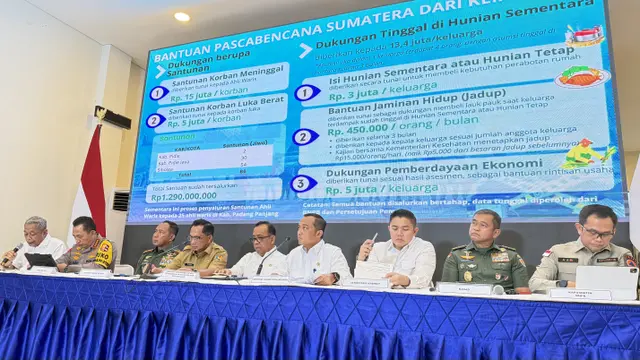 Menteri Koordinator Bidang Pembangunan Manusia dan Kebudayaan (Menko PMK) Pratikno dalam konferensi pers di Pangkalan TNI AU Halim Perdanakusuma Jakarta, Senin (29/12/2025).