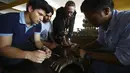 Tim dari Disaster Hack menyiapkan tangan palsu 3D yang akan diberikan kepada penderita kusta di Kathmandu (14/7). Tangan palsu ini dibuat dengan dari mesin cetak 3D. (AFP Photo/Gopen Rai)