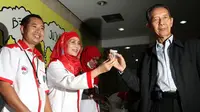 Salah satu anggota komisioner KPK, Zulkarnaen (kanan), menyerahkan urine kepada petugas BNN untuk dilakukan tes, (11/8/2014). (Liputan6.com/Panji Diksana) 