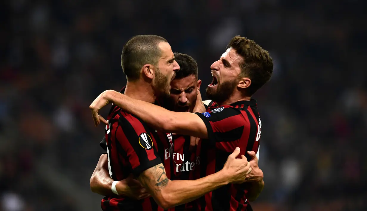 Pemain AC Milan, Mateo Musacchio dan rekan setimnya merayakan gol ke gawang HNK Rijeka dalam laga Grup D Liga Europa di San Siro, Kamis (28/9). Bertindak sebagai tuan rumah, Rossoneri –julukan Milan– sukses meraih kemenangan 3-2. (MIGUEL MEDINA/AFP)