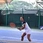 Petenis nasional Aldila Sutjiadi memberikan pelatihan bermain tenis