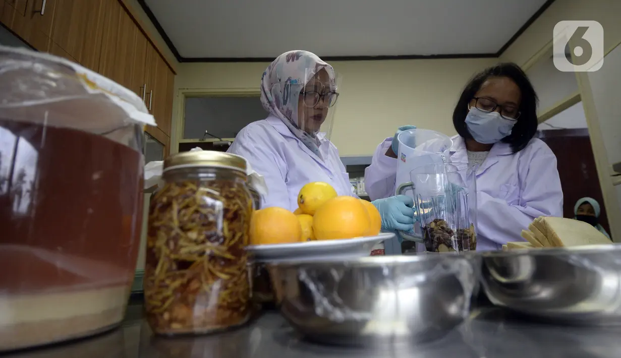 Peneliti LIPI membuat selai jahe merah fermentasi di Puspitek Serpong, Tangerang Selatan, Banten, Senin (26/10/2020). Selai Marmalade yang terbuat dari fermentasi rempah-rempah lokal bisa meningkatkan daya tahan tubuh di tengah pandemi COVID-19. (merdeka.com/Dwi Narwoko)