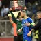 Pelatih Bosnia Herzegovina, Savo Milosevic (kanan) memberi instruksi kepada pemainnya, Edin Dzeko menjelang dimulainya babak kedua saat menghadapi Portugal pada laga lanjutan Grup J Kualifikasi Euro 2024 di Stadion Bellino Polje, Selasa (17/10/2023) dini hari WIB. (AFP/Elvis Barukcic)