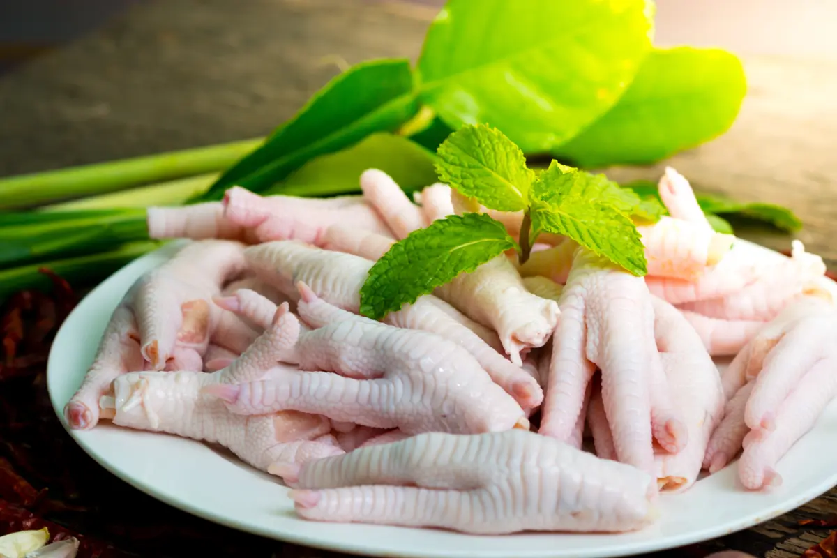 memisahkan tulang ceker ayam