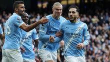 Rayan Cherki (kanan) merayakan golnya buat Man City ke gawang Arsenal dalam lanjutan Liga Inggris 2025/2026, Minggu (19/4/2026). (Darren Staples / AFP)