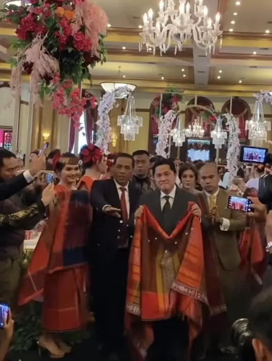 Erick Thohir Menteri BUMN dan Ketua PSSI pun hadir mengenakan setelan jas dengan inner kemeja putih, lengkap dengan dasi berwarna gelap. [@fcgweddings]