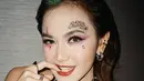 <p>Selain itu, Mahalini juga memoles wajah cantiknya supaya mirip Joker. Ia terlihat memadu padankan eyeshadow ungu, liptik merah, dan smokey eyeliner. [Foto: instagram.com/mahaliniraharja]</p>