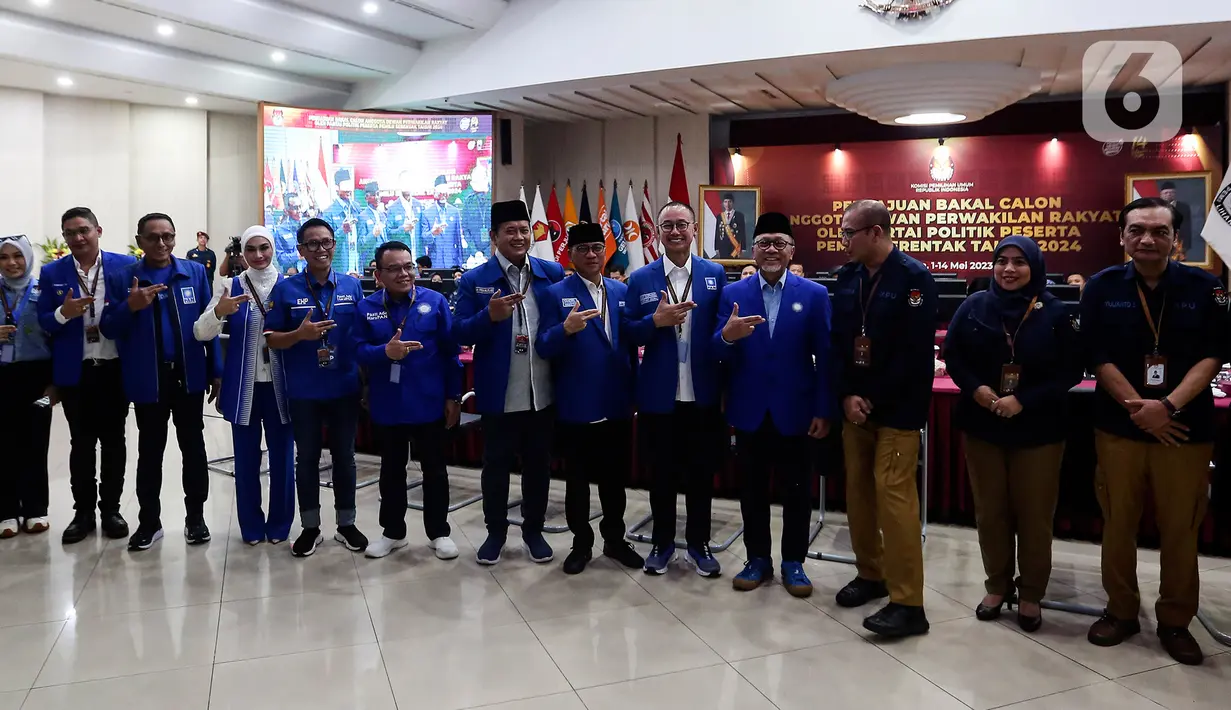 Zulkifli Hasan tiba di KPU naik Jeep berwarna biru. Dia bersama rombongan tiba di KPU pukul 14.00 WIB. (Liputan6.com/Johan Tallo)