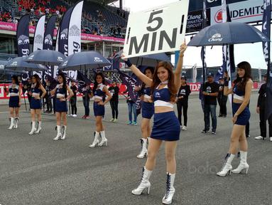 Para Umbrella Girl saat Asia Road Racing Championship (ARRC) 2017 di Sirkuit Buriram, Thailand, Sabtu (2/12/2017). Kehadiran para umbrella girl menjadi daya tarik tersendiri di lintasan balap. (Bola.com/Muhammad Wirawan)