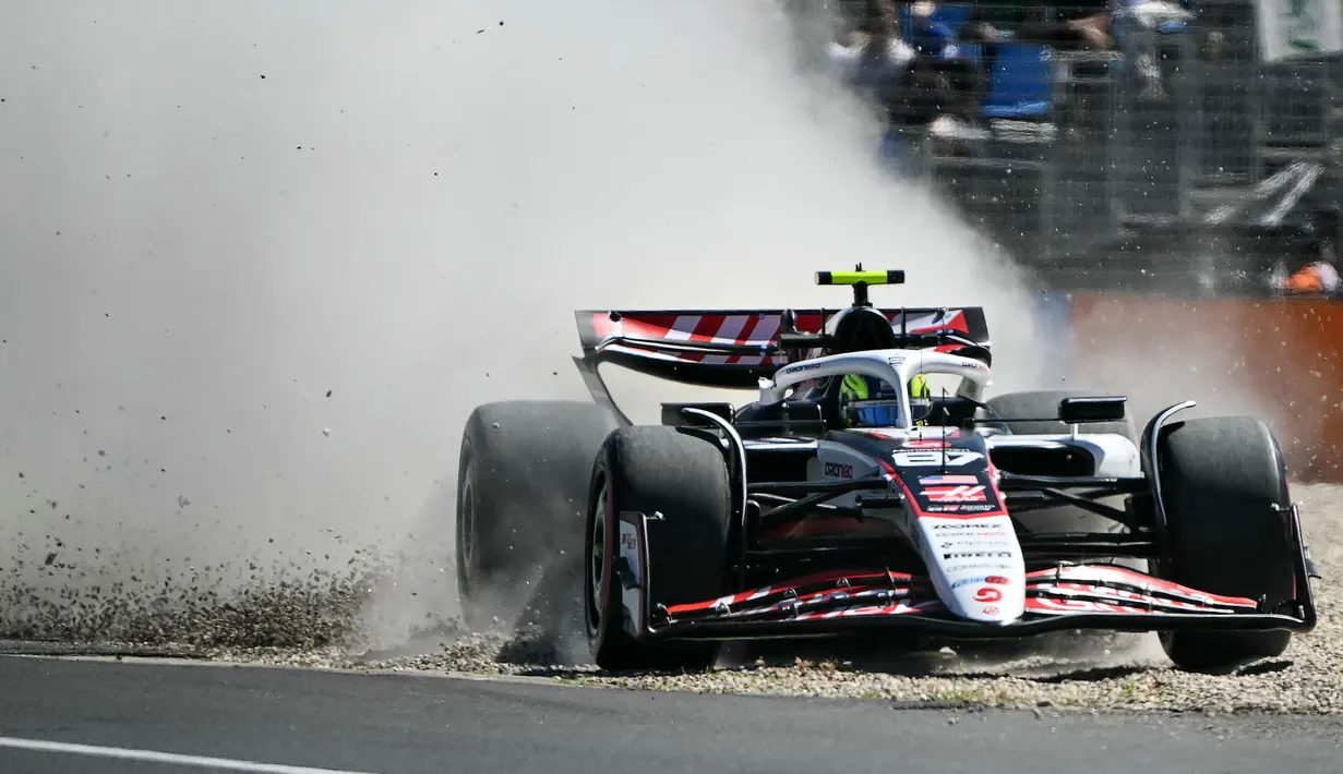 Pembalap Haas, Ollie Bearman tergelincir di area gravel lintasan dalam sesi latihan bebas Formula 1 GP Australia 2025 di Sirkuit Albert Park, Melbourne, Australia pada Jumat (14/03/2025). (AFP/Paul Crock)