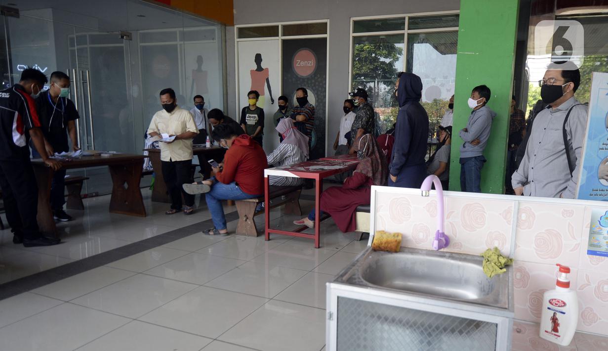 Warga antre saat mengurus SIM di Pelayanan SIM Keliling, Tangerang Selatan, Banten, Jumat (7/8/2020). Ditlantas Polda Metro Jaya memberi dispensasi bagi pemilik SIM yang masa berlakunya habis di masa pandemi COVID-19 bisa memperpanjang sampai akhir Agustus 2020. (merdeka.com/Dwi Narwoko)