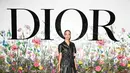 Erinn Westbrook mengenakan Dior Ready-To-Wear oleh Maria Grazia Chiuri. Aktris berkebangsaan Amerika ini juga mengenakan tas Dior, sepatu dan perhiasan. Riasan oleh Dior Beauty. (dok/Dior).