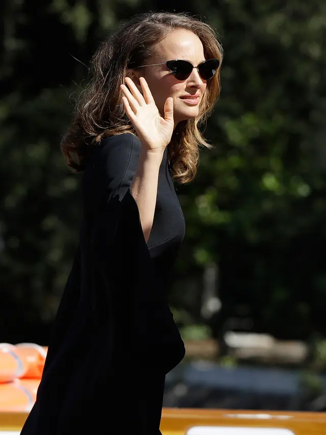 Natalie Portman Tampil Cantik Saat Hadiri Festival Film Venice