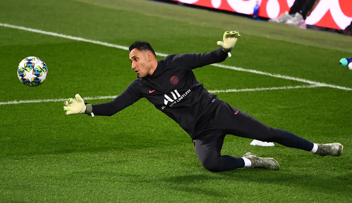 Kiper Paris Saint-Germain, Keylor Navas menepis bola saat mengikuti sesi latihan di stadion Santiago Bernabeu di Madrid (25/11/2019). PSG akan bertanding melawan Real Madrid pada Grup A Liga Champions di Santiago Bernabeu. (AFP/Gabriel Bouys)