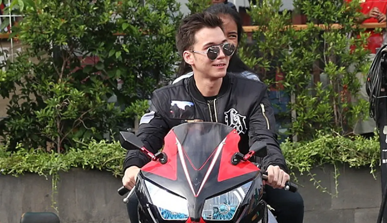 "Ya emang kalau lagi sinetron kan enggak bisa ambil yang lain. Rezekinya di sinetron Anak Langit ya udah fokusin di sini aja dulu," tambah Stefan William. (Nurwahyunan/Bintang.com)