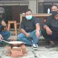 Pedagang dan Pemilik Cafe Memasak Batu Karena PPKM Diperpanjang. (Selasa, 03/08/2021). (Liputan6.com/Yandhi Deslatama).