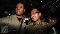 Ketua Hakim PTUN Medan Tripeni Irianto Putro dikerumuni wartawan saat menuju ruang sidang di Pengadilan Tipikor, Jakarta, Kamis (19/11). Tripeni dituntut empat tahun penjara atas perbuatannya menerima uang suap dari OC Kaligis. (Liputan6.com/Helmi Afandi)