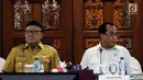 Menteri Perhubungan Budi Karya Sumadi dan Menteri Dalam Negeri Tjahjo Kumolo bersiap mengikuti rapat koordinasi di Kemenhub, Jakarta, Selasa (30/1). Rapat membahas Persiapan Penyelenggaraan Angkutan Lebaran Terpadu Tahun 2018. (Liputan6.com/Johan Tallo)