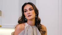 Kebangkitan mode era Y2K termasuk membawa kembalinya garis leher halter dari atasan sampai gaun yang kembali terlihat di mana-mana. Luna Maya termasuk seleb yang ikut mempopulerkan atasan halter dengan beragam look. (Foto: Instagram @lunamaya)