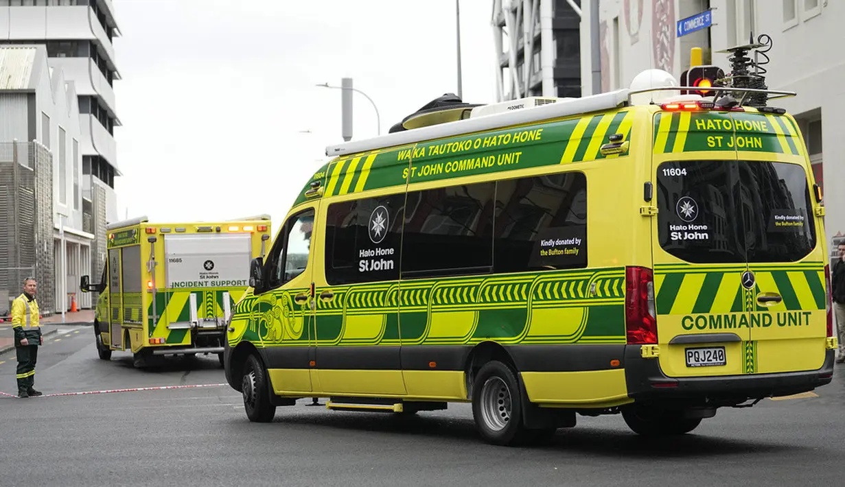 <p>Polisi mengatakan sejauh ini dua kematian telah dikonfirmasi selain penembaknya. Mereka juga melaporkan banyak korban luka-luka. (AP Photo/Abbie Parr)</p>