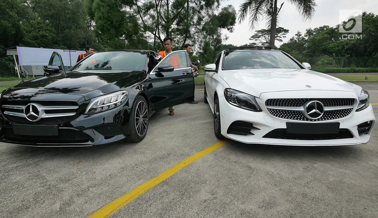 Mercedes-Benz C200 EQ Boost (kiri) dan C300 AMG Line saat peluncuran Mercedes Benz The new C-Clas Production Roll-off di Pabrik Mercedes-Benz, Wanaherang, Bogor, Selasa (11/12). (Liputan6.com/Herman Zakharia)