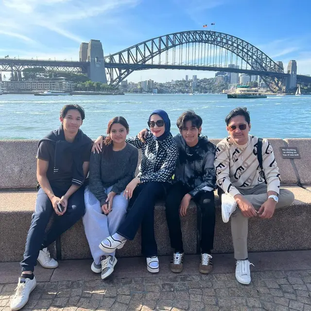 6 Potret Liburan Andre Taulany dan Keluarga di Australia, Kompak Banget