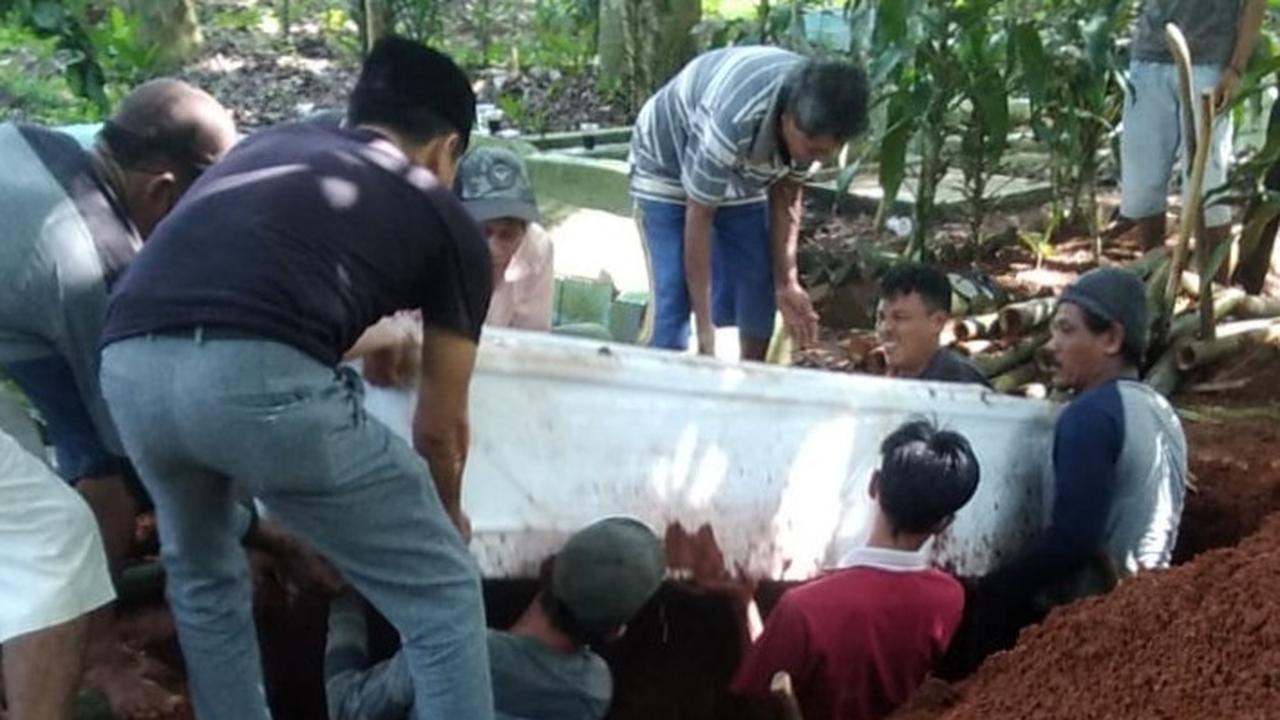 Peti Jenazah Di Angkat Dari Dalam Makam. (Sabtu, 26/06/2021). (Dokumentasi Polres Serang Kota).