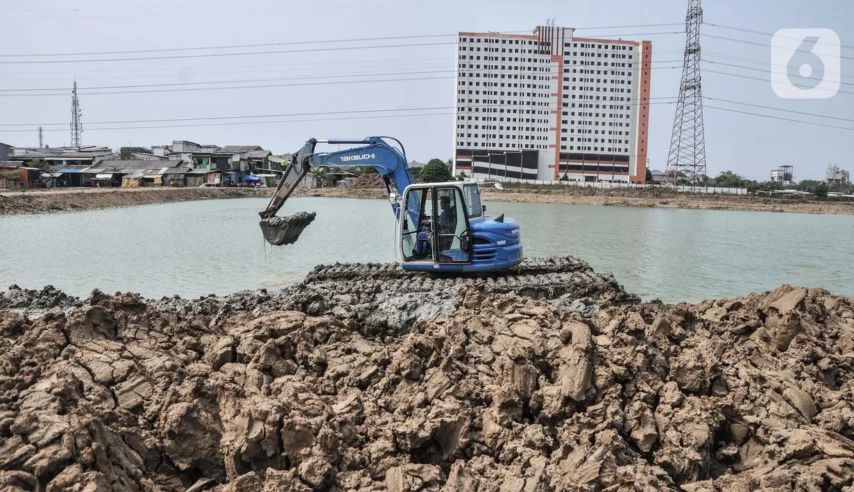 Petugas SDSDA menggunakan ekskavator mengerjakan pembangunan Waduk Belibis, Semper Barat, Cilincing, Jakarta Utara, Rabu (13/10/2021). Waduk seluas 3,8 hektare ini memiliki kedalaman 5-6 meter. (merdeka.com/Iqbal S. Nugroho)