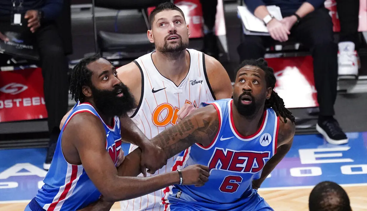 Pebasket Brooklyn Nets, James Harden dan DeAndre Jordan berusaha menghalau pebasket Orlando Magic, Nikola Vucevic, pada laga NBA, Sabtu (16/1/2021). Nets menang dengan skor 122-115. (AP Photo/Mary Altaffer)