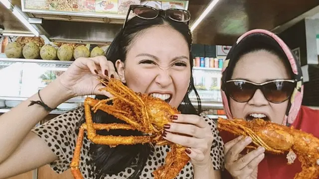Jarang Tersorot, Ini 6 Potret Kompak Hetty Koes Endang dan Putrinya