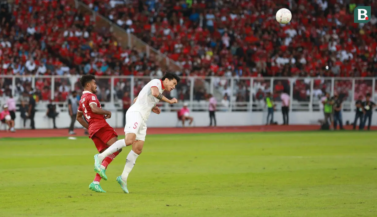 <p>Pemain Timnas Vietnam, Doan Van Hau, berebut bola dengan pemain Timnas Indonesia, Yakob Sayuri dalam laga leg pertama babak semifinal Piala AFF 2022 di Stadion Utama Gelora Bung Karno (SUGBK), Jumat (6/1/2023) sore WIB. (Bola.com/M Iqbal Ichsan)</p>