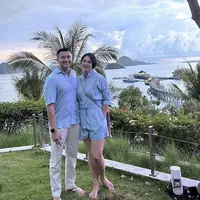 Keduanya kompak mengenakan baju serba biru, Dian tampil dengan jumpsuit celana pendek lengan panjang. Sedangkan Anjasmara dengan kemeja pendek dan celana panjang putih gadingnya. Credit: Instagram @bu_deedee