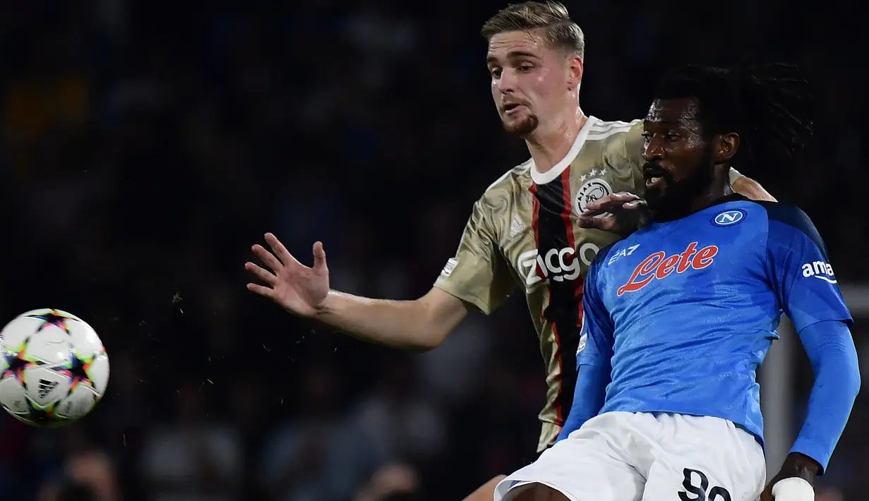 Frank Anguissa. Gelandang bertahan Kamerun berusia 26 tahun ini dipermanenkan Napoli dari Fulham dengan nilai transfer 15 juta euro pada awal musim 2021/2022 setelah sebelumnya berstatus pinjaman selama satu musim. Di fase grup Liga Champions 2022/2023 ia telah menyumbang 1 gol dan 3 assist dari 4 penampilan. Ia hanya absen di matchday ke-5 saat Napoli menang 3-0 atas tamunya Glasgow Rangers (26/10/2022). (AFP/Filippo Monteforte)
