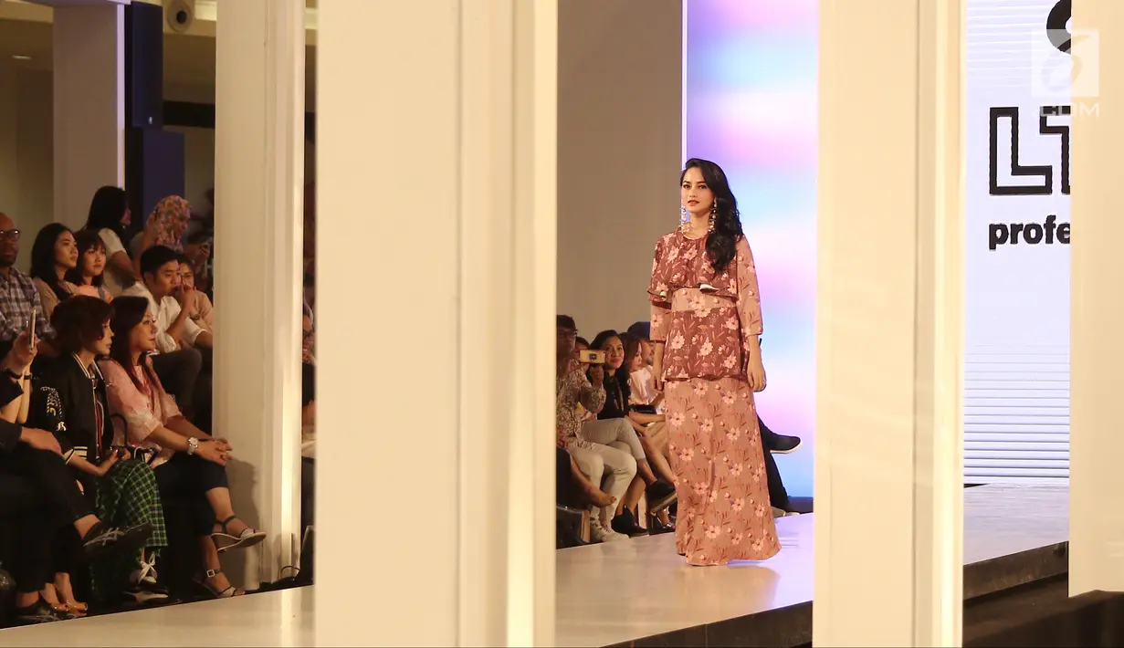 Artis Ririn Ekawati memperagakan busana karya perancang Tities Sapoetra dalam Fashion Nation 2018, Jakarta, Jumat (20/4/). (Liputan6.com/Herman Zakharia)