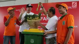 Presdir Direktur PT Prudential Indonesia Jens Reisch (kiri) saat memberikan bantuan di Asrama Dinas Lingkungan Hidup Jakarta, Jakarta, Sabtu (28/10). Prudential Indonesa berkomitmen memberikan kontribusi untuk pemberdayaan komunitas. (Liputan6.com)