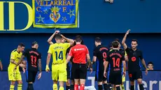 Kiper Barcelona, Marc-Andre Ter Stegen, terlihat kesakitan usai mendapatkan cedera di lutut kananya saat Barcelona menghadapi Villarreal di Stadion La Ceramica pada Minggu (22/9/2024) WIB. (AFP/Jose Jordan)