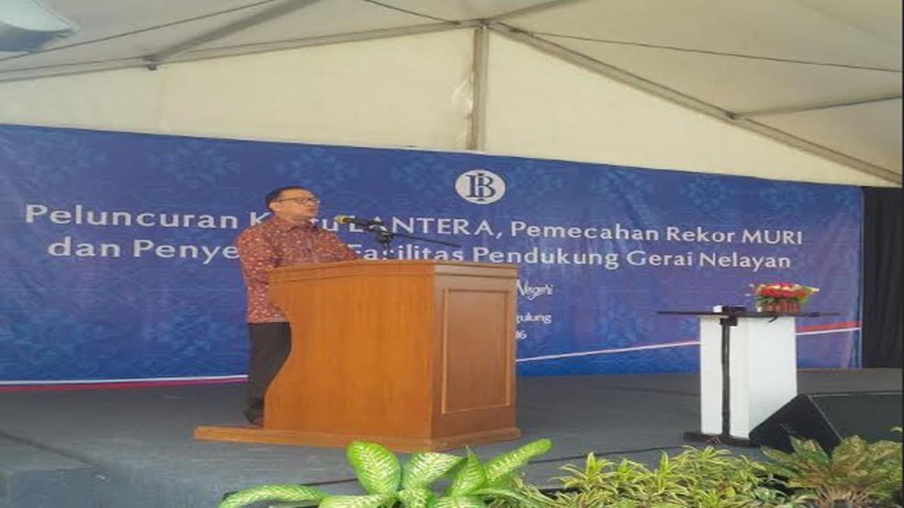 Dengan beralihnya transaksi menjadi non tunai membuka peluang bagi nelayan untuk dikenal perbankan.