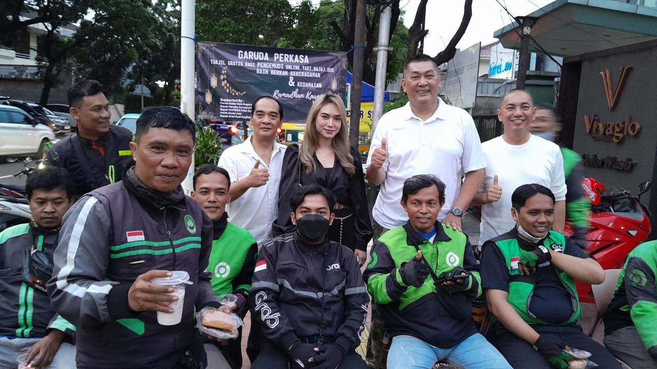 Donny Kesuma dan Selma Kezia terlibat dalam acara bagi-bagi takjil yang digelar Garuda Perkasa (ist)